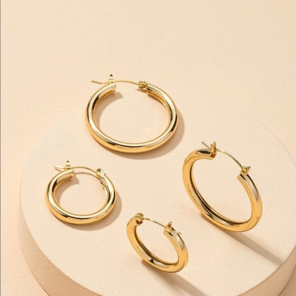 2 pairs basic golden hoop earrings - Picture 3 of 5